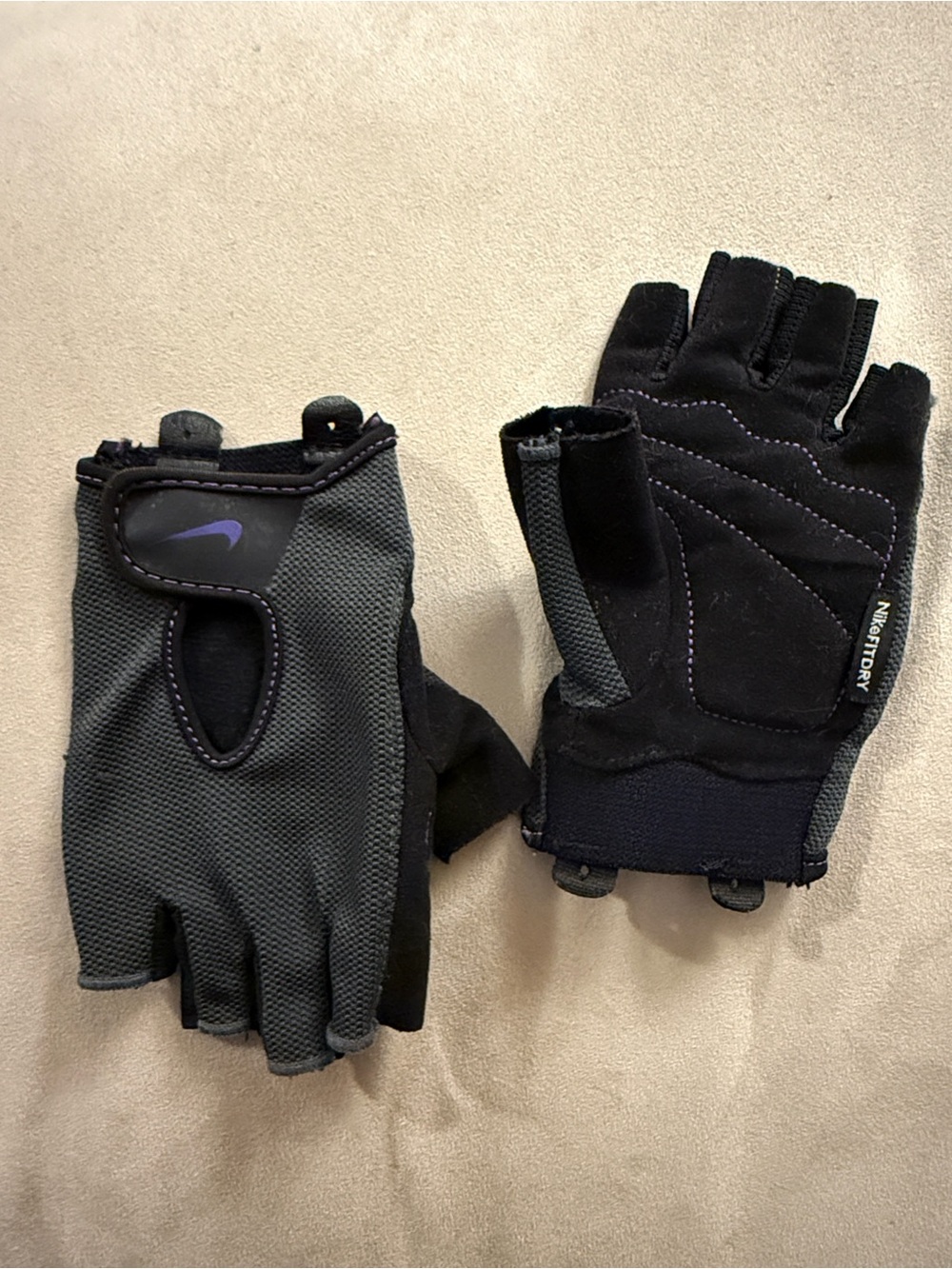 Nike FITDRY Women’s Fundamental Fitness Training Gloves Black/Purple size Small